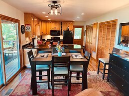 Bear's Mountaintop Views 3 Bedroom Chalet by RedAwning