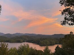 Bear's Mountaintop Views 3 Bedroom Chalet by RedAwning