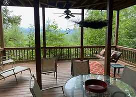 Bear's Mountaintop Views 3 Bedroom Chalet by RedAwning