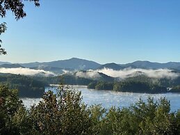 Bear's Mountaintop Views 3 Bedroom Chalet by RedAwning