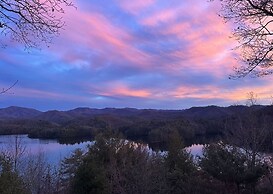 Bear's Mountaintop Views 3 Bedroom Chalet by RedAwning