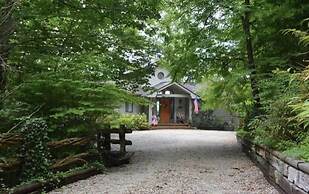 Bear's Mountaintop Views 3 Bedroom Chalet by RedAwning