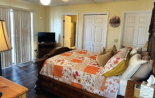 Bear's Mountaintop Views 3 Bedroom Chalet by RedAwning