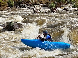 Bear's Mountaintop Views 3 Bedroom Chalet by RedAwning