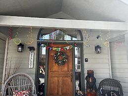 Bear's Mountaintop Views 3 Bedroom Chalet by RedAwning