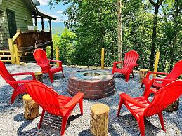 Bear's Mountaintop Views 3 Bedroom Chalet by RedAwning