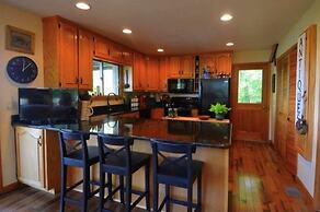 Bear's Mountaintop Views 3 Bedroom Chalet by RedAwning