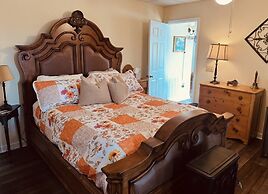 Bear's Mountaintop Views 3 Bedroom Chalet by RedAwning