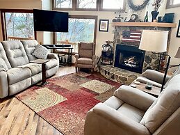 Bear's Mountaintop Views 3 Bedroom Chalet by RedAwning