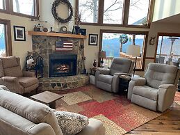 Bear's Mountaintop Views 3 Bedroom Chalet by RedAwning