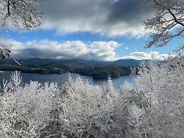 Bear's Mountaintop Views 3 Bedroom Chalet by RedAwning