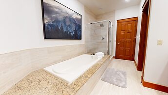 Timbers 6 Updated and Pet-friendly, Private Jacuzzi, Private Garage by