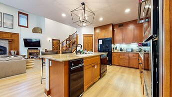 Timbers 6 Updated and Pet-Friendly, Private Jacuzzi, Private Garage by