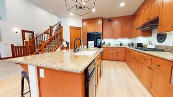 Timbers 6 Updated and Pet-Friendly, Private Jacuzzi, Private Garage by