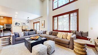 Timbers 6 Updated and Pet-Friendly, Private Jacuzzi, Private Garage by