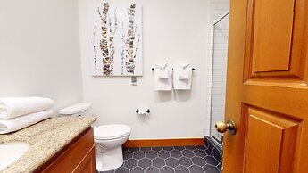 Timbers 6 Updated and Pet-Friendly, Private Jacuzzi, Private Garage by