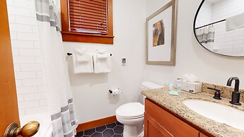 Timbers 6 Updated and Pet-Friendly, Private Jacuzzi, Private Garage by