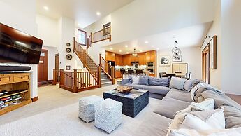 Timbers 6 Updated and Pet-Friendly, Private Jacuzzi, Private Garage by