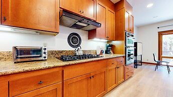 Timbers 6 Updated and Pet-Friendly, Private Jacuzzi, Private Garage by