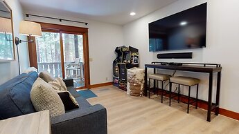 Timbers 6 Updated and Pet-Friendly, Private Jacuzzi, Private Garage by