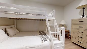 Timbers 6 Updated and Pet-Friendly, Private Jacuzzi, Private Garage by