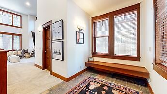 Timbers 6 Updated and Pet-Friendly, Private Jacuzzi, Private Garage by