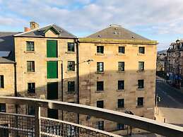 Remarkable 2 Bed Apartment in Edinburgh
