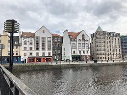 Remarkable 2 Bed Apartment in Edinburgh
