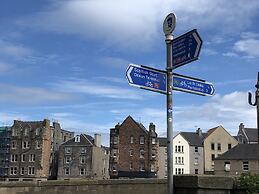 Remarkable 2 Bed Apartment in Edinburgh