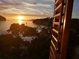 Beach Front Villa a Stone Throw Away From the sea