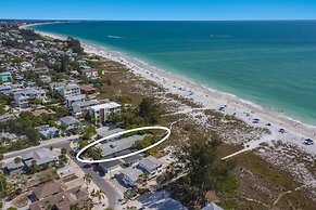 The Beach House 3 Bedroom Home by RedAwning