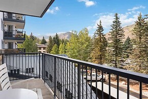 Cozy 2 Bedroom Slopeside Mountain Residence in Vail Village Just Steps