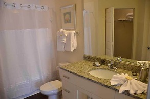 Lucaya 4 Bedrooms 3 Baths Townhome With Central Kitchen