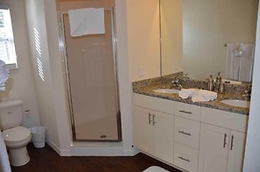 Lucaya 4 Bedrooms 3 Baths Townhome With Central Kitchen