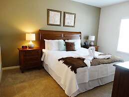 Lucaya 3 Bedroom 2 Bath Townhome With Modern Dining Room