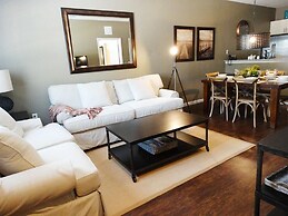 Lucaya 3 Bedroom 2 Bath Townhome With Modern Dining Room