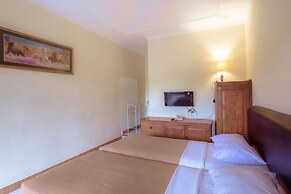 Hotel Mahkota Plengkung