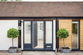 Cotswold Barn Conversion With Private Hot Tub