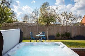 Cotswold Barn Conversion With Private Hot Tub