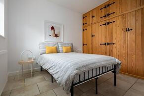 Cotswold Barn Conversion With Private Hot Tub