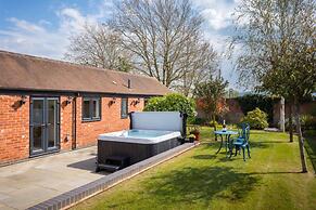 Cotswold Barn Conversion With Private Hot Tub
