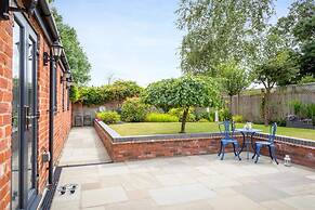 Cotswold Barn Conversion With Private Hot Tub