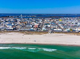 Boardwalk Sand & Surf Inn Oceanfront