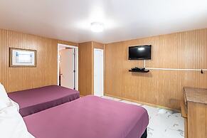 Boardwalk Sand & Surf Inn Oceanfront
