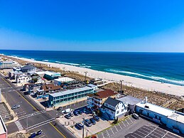 Boardwalk Sand & Surf Inn Oceanfront