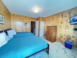 Boardwalk Sand & Surf Inn Oceanfront