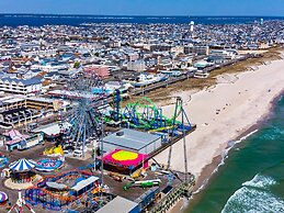 Boardwalk Sand & Surf Inn Oceanfront