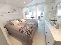 Central Apartment With Sea Views