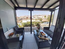 Central Apartment With Sea Views