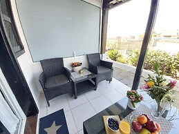 Central Apartment With Sea Views